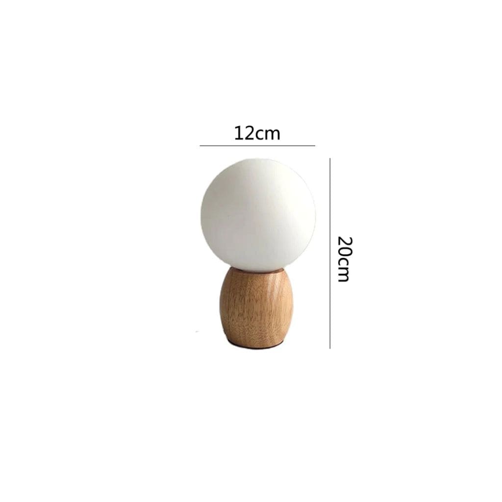 Lampada da tavolo in legno nordico con latte a sfera di vetro bianco