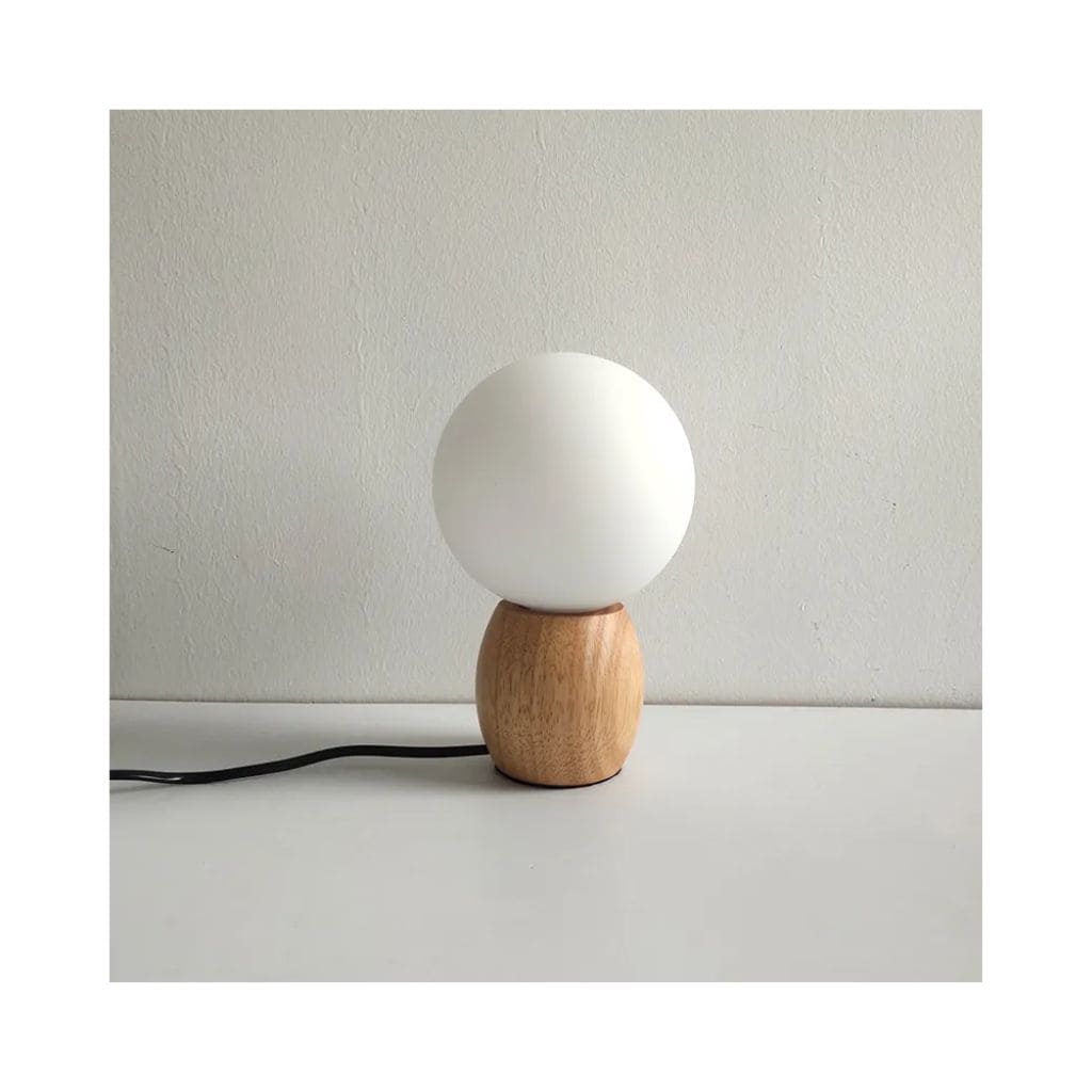 Lampada da tavolo in legno nordico con latte a sfera di vetro bianco