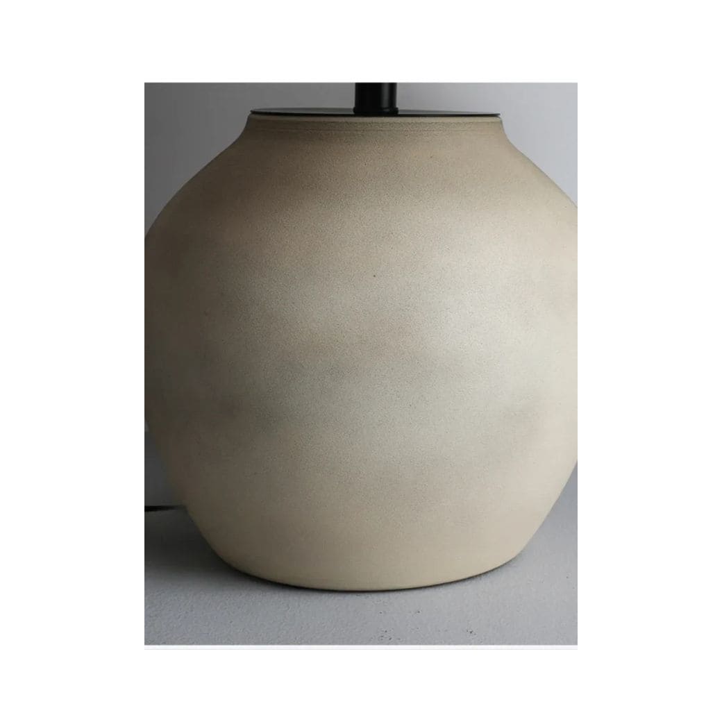 Lampada da tavolo in ceramica nordica con paralume in tessuto