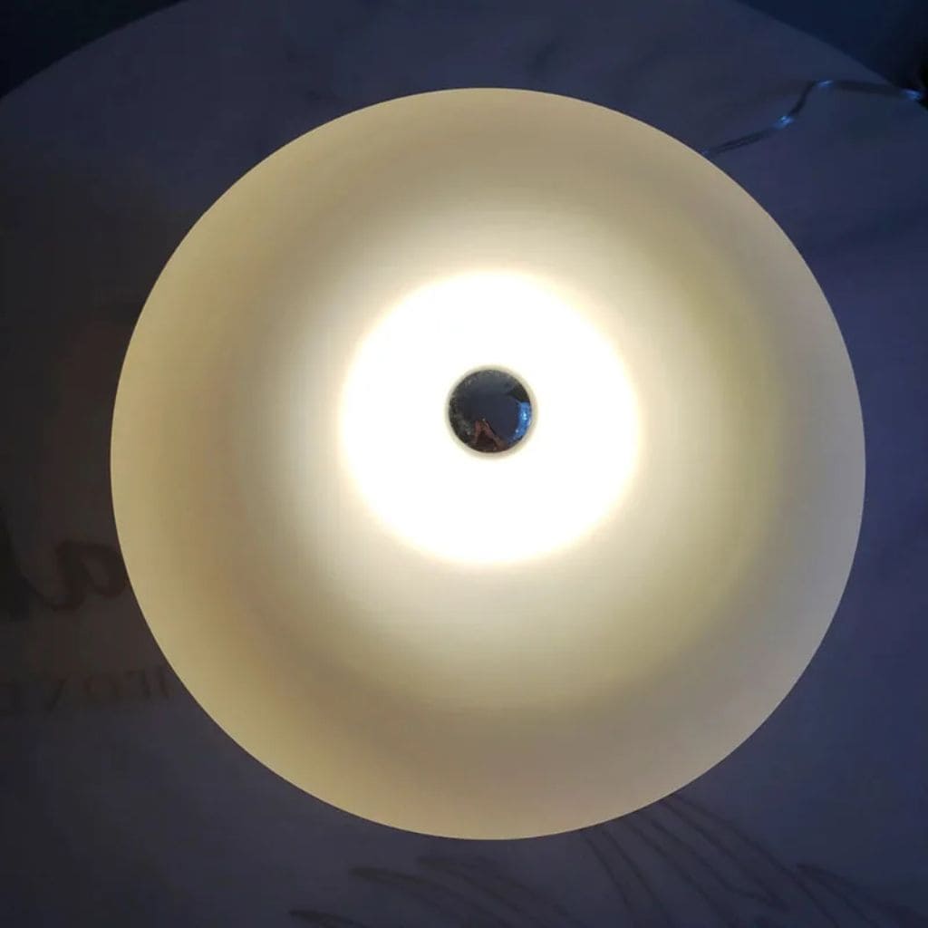 Lampada da tavolo nel cerchio di vetro bianco