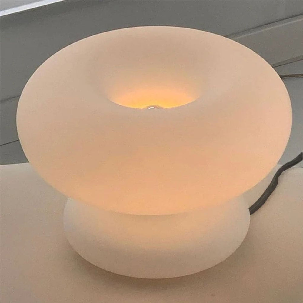 Lampada da tavolo nel cerchio di vetro bianco