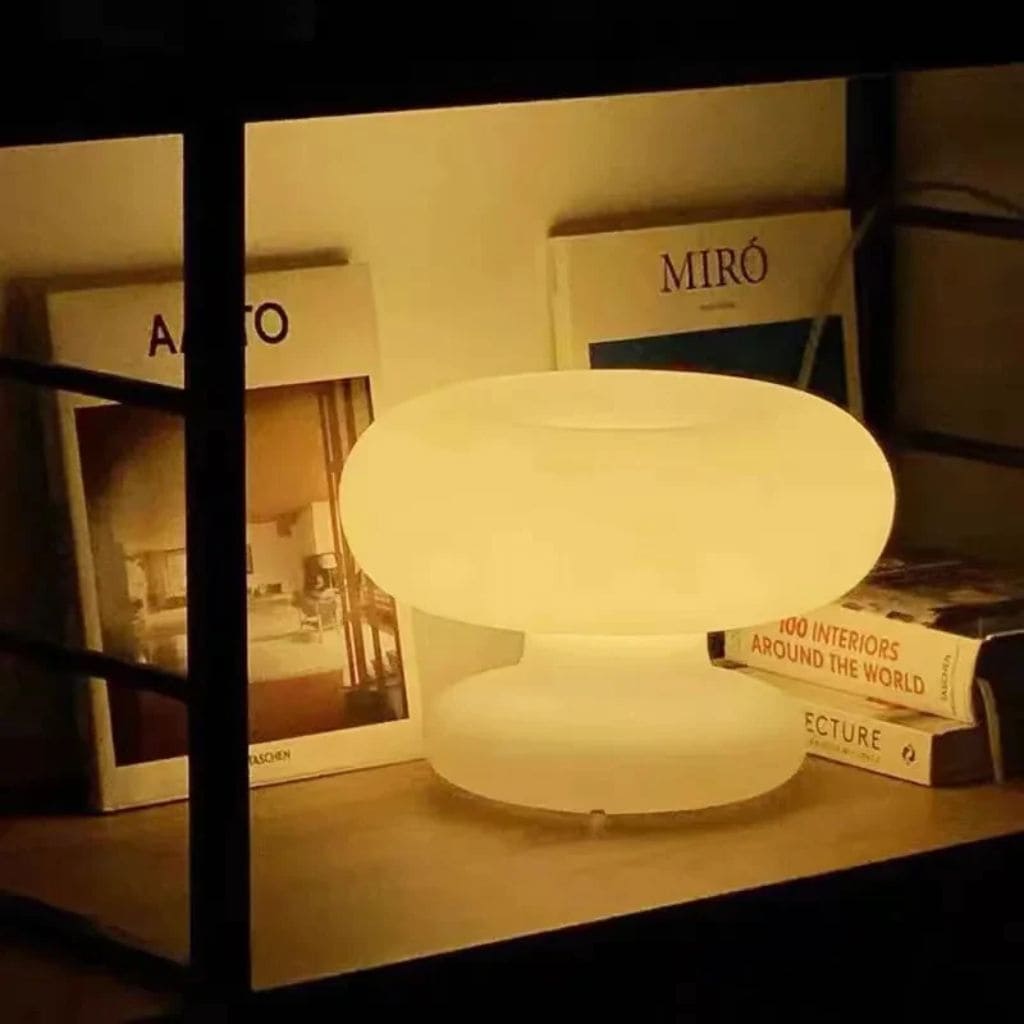 Lampada da tavolo nel cerchio di vetro bianco