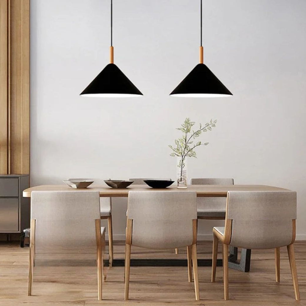 Legno minimalista e lampadario metallico