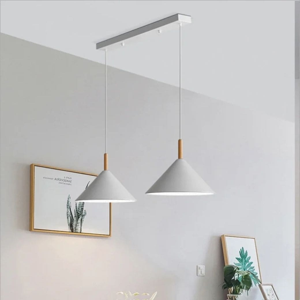 Legno minimalista e lampadario metallico