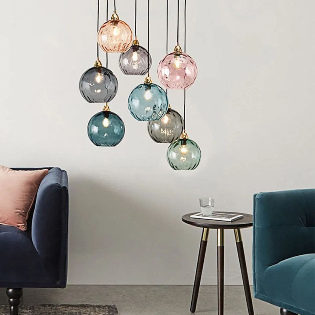 Lampadario moderno con palline di vetro colorate