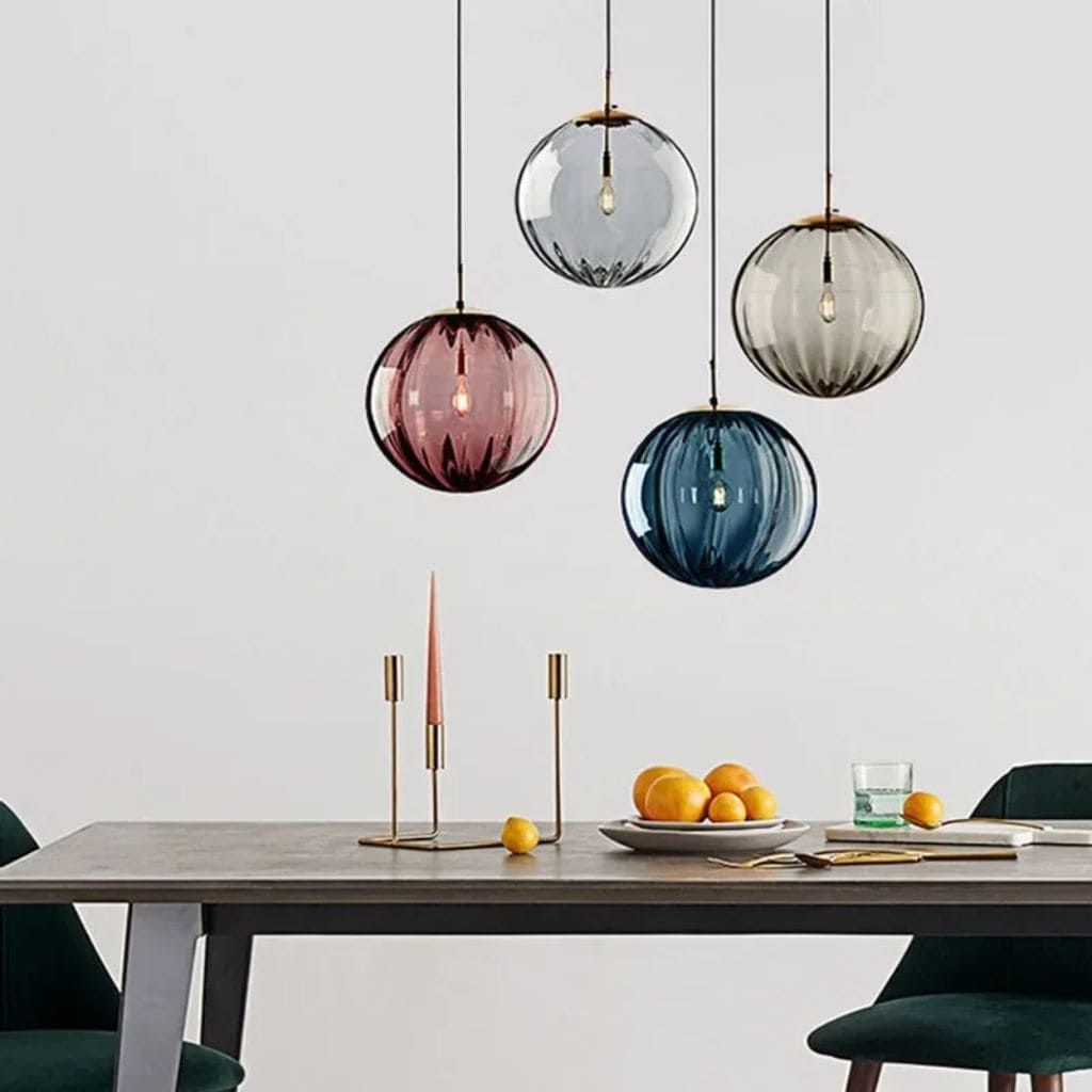 Lampadario moderno con palline di vetro colorate