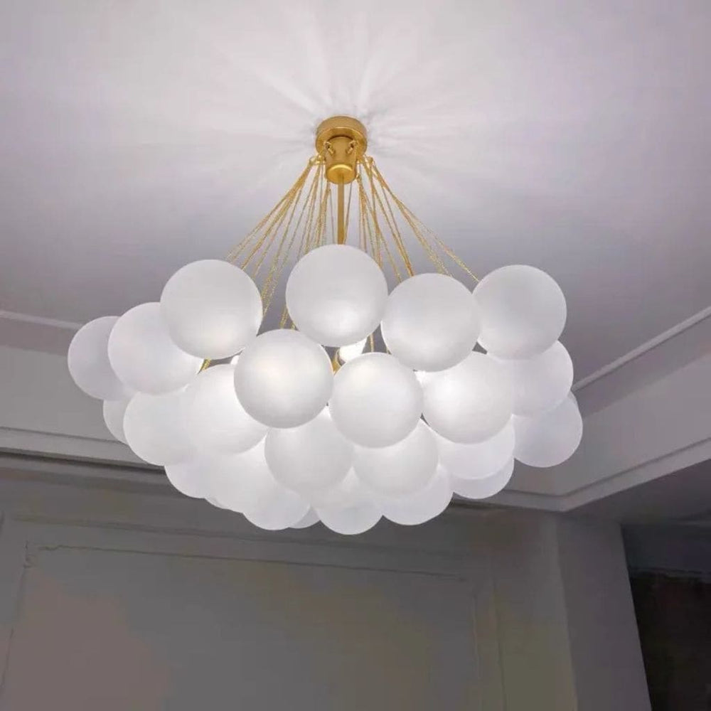 Lampadario appeso a sfera di vetro smerigliato