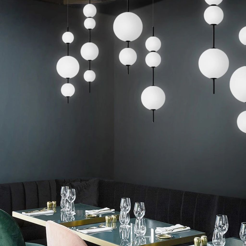 Lampadario con perle di vetro bianco di designer italiano