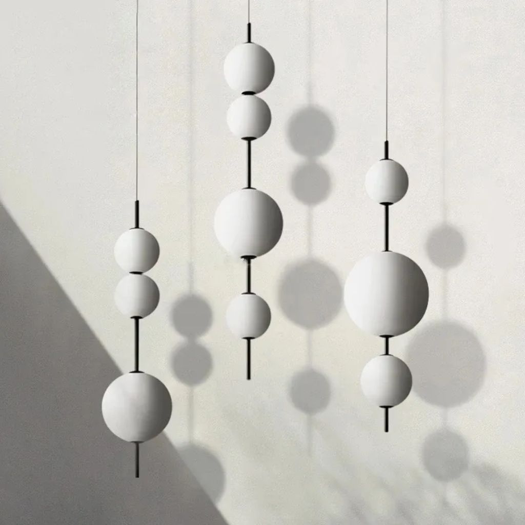 Lampadario con perle di vetro bianco di designer italiano