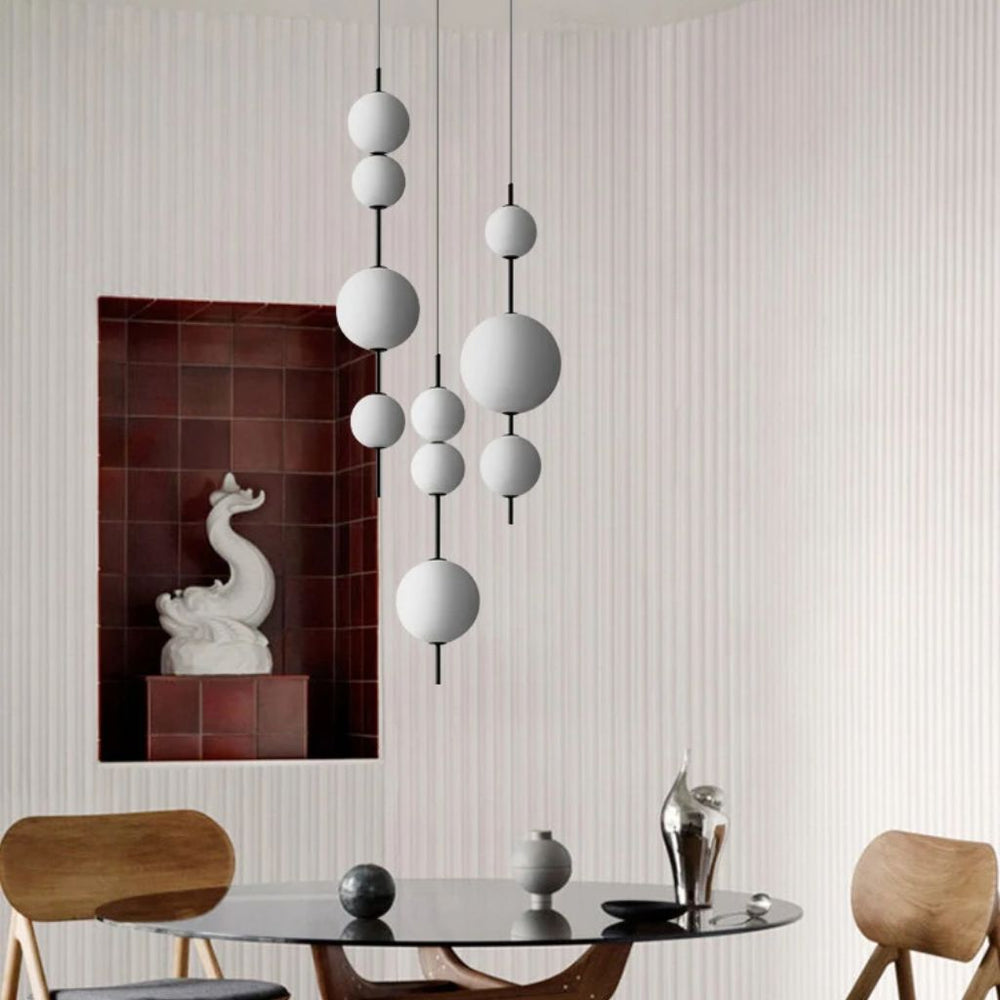 Lampadario con perle di vetro bianco di designer italiano