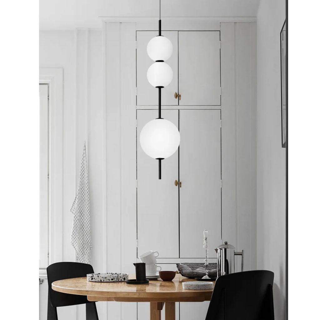 Lampadario con perle di vetro bianco di designer italiano