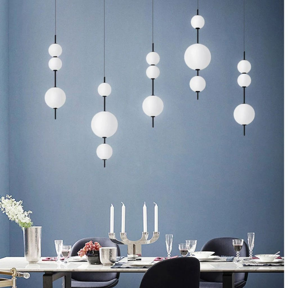 Lampadario con perle di vetro bianco di designer italiano