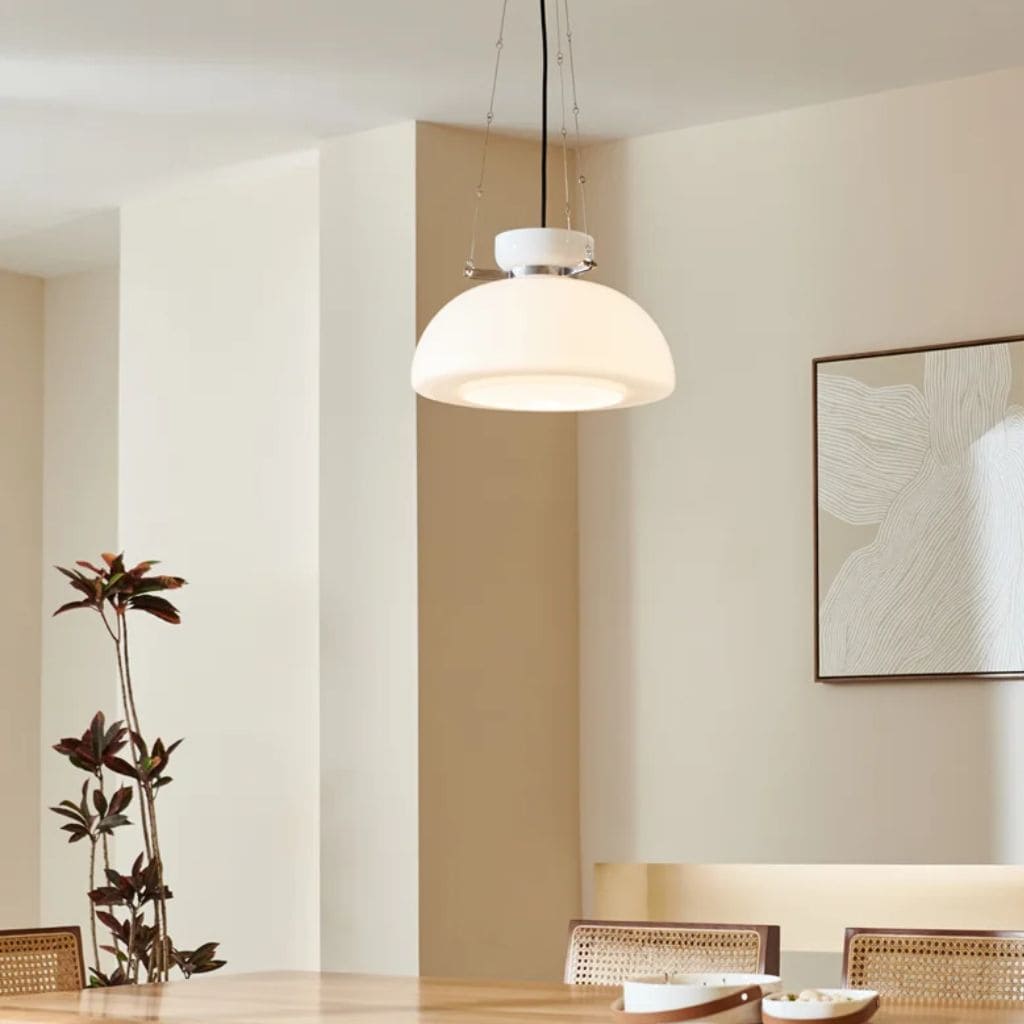 Lampadario in vetro bianco di latte in stile bauhaus medievale